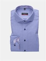 Blå Eterna skjorte i struktur vævning uden brystlomme. Med kontrast mønster i manchet og cut-away krave. Modern Fit 3270 15 X15V